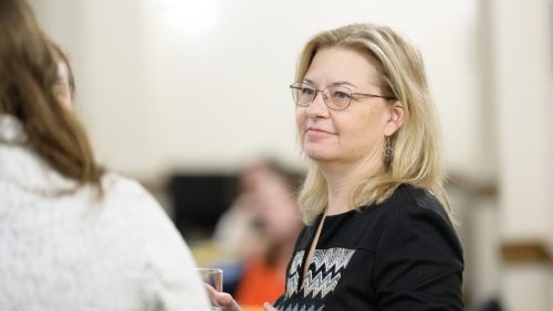 Susan Thomas Schlett ’84 talks with a student.